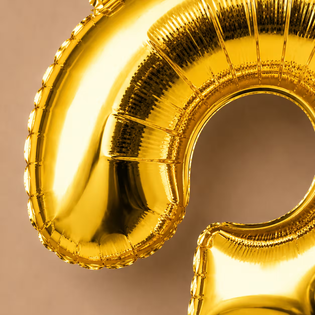 Detaliu cu balon din folie auriu metalizat