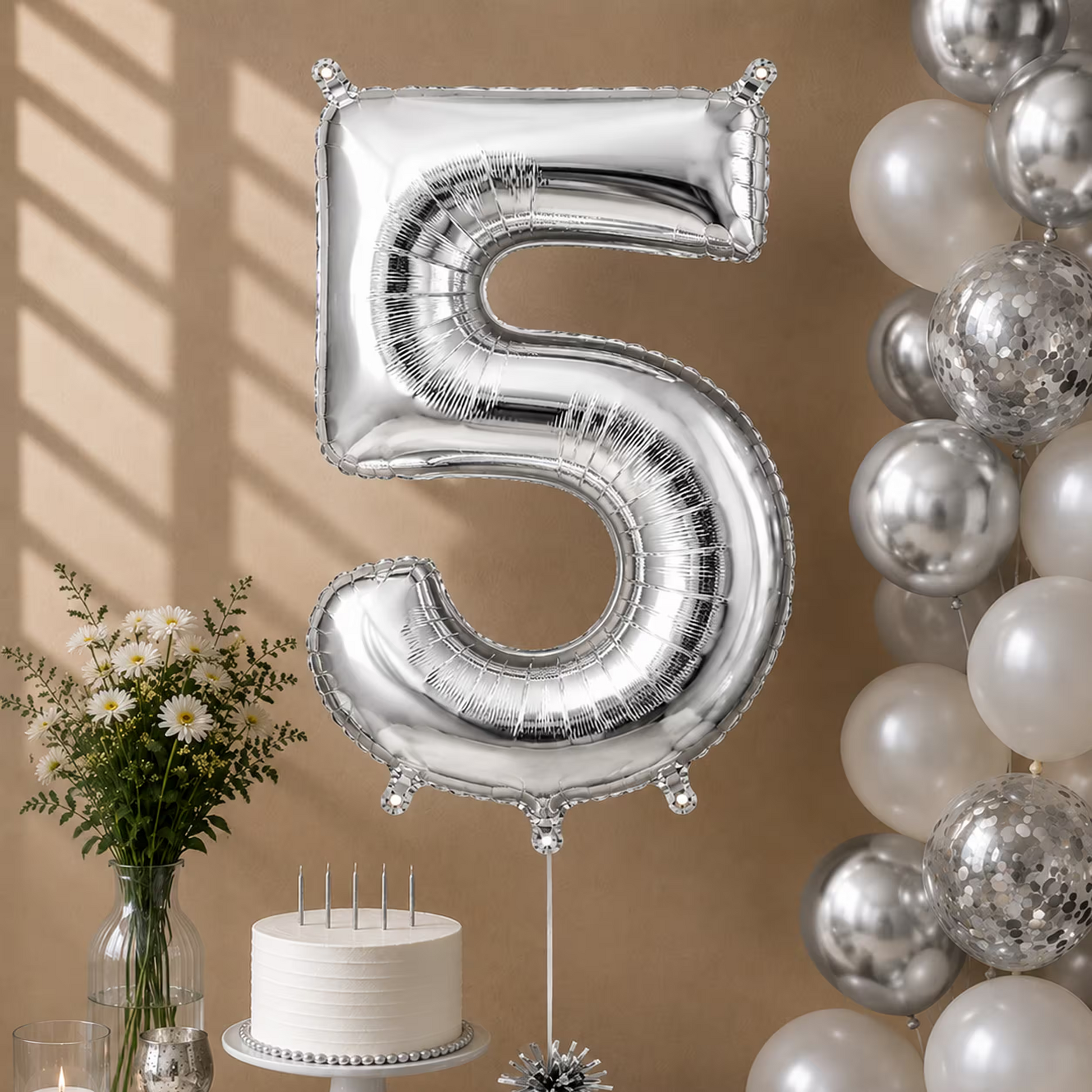 Balon cifra 5 argintiu cu heliu ca decor de petrecere