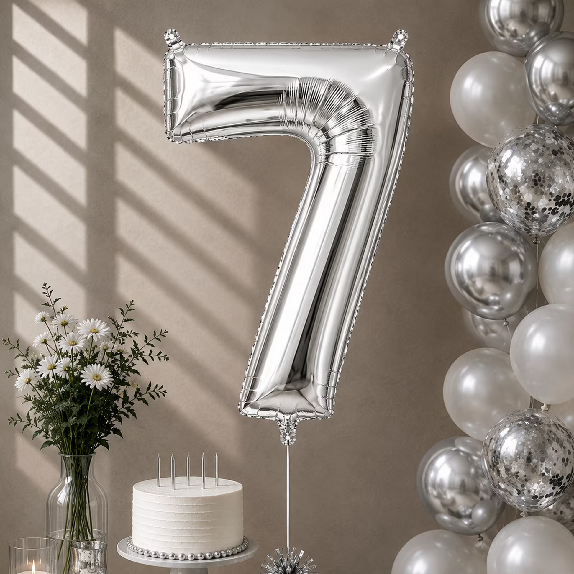 Balon cifra 7 argintiu cu heliu ca decor de petrecere