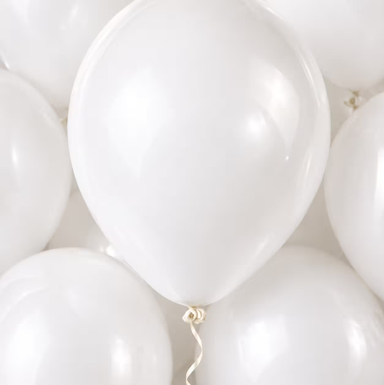 Detaliu cu baloane din latex alb
