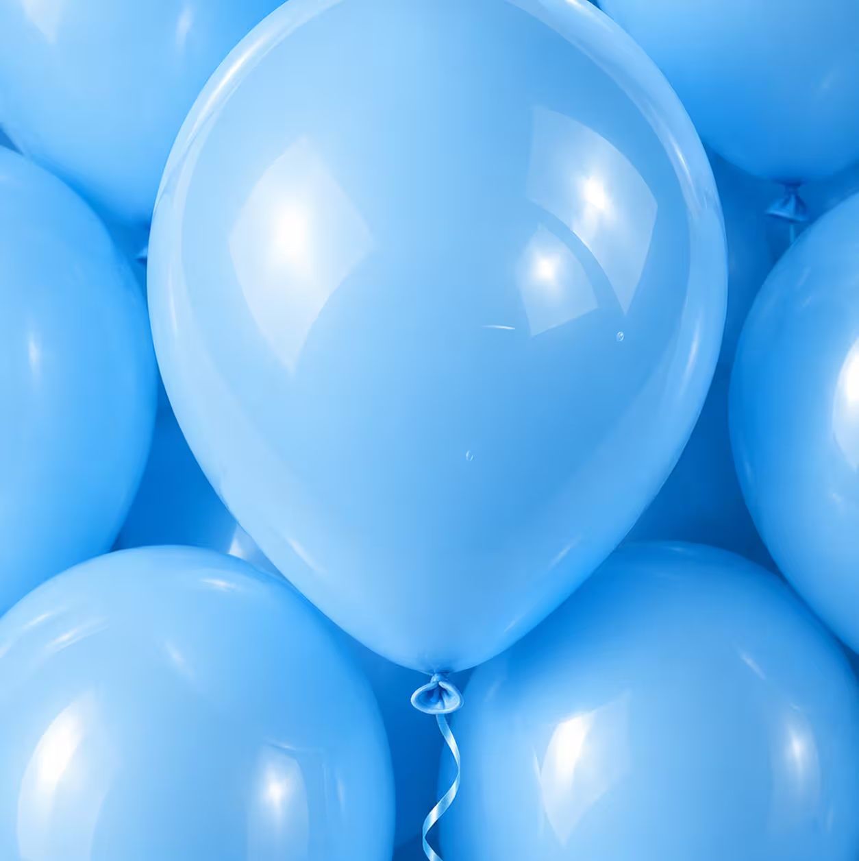 Detaliu cu baloane din latex albastru deschis