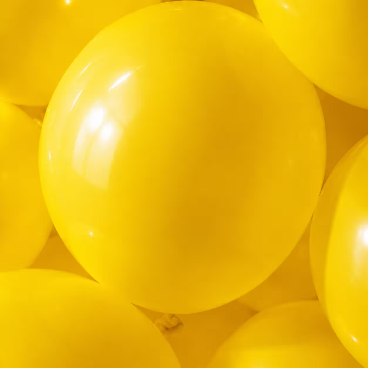 Detaliu cu baloane din latex galben