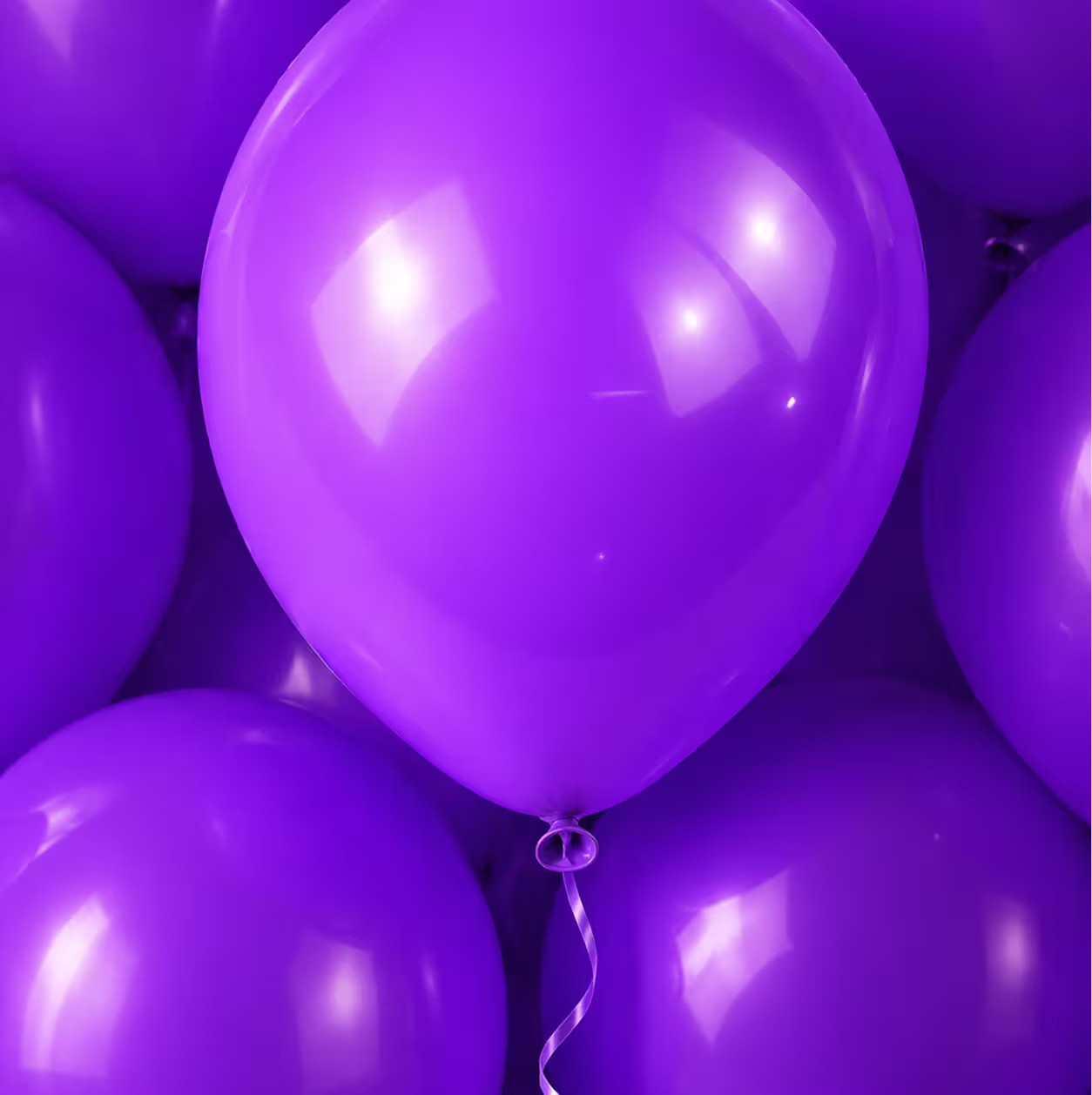 Detaliu cu baloane din latex mov