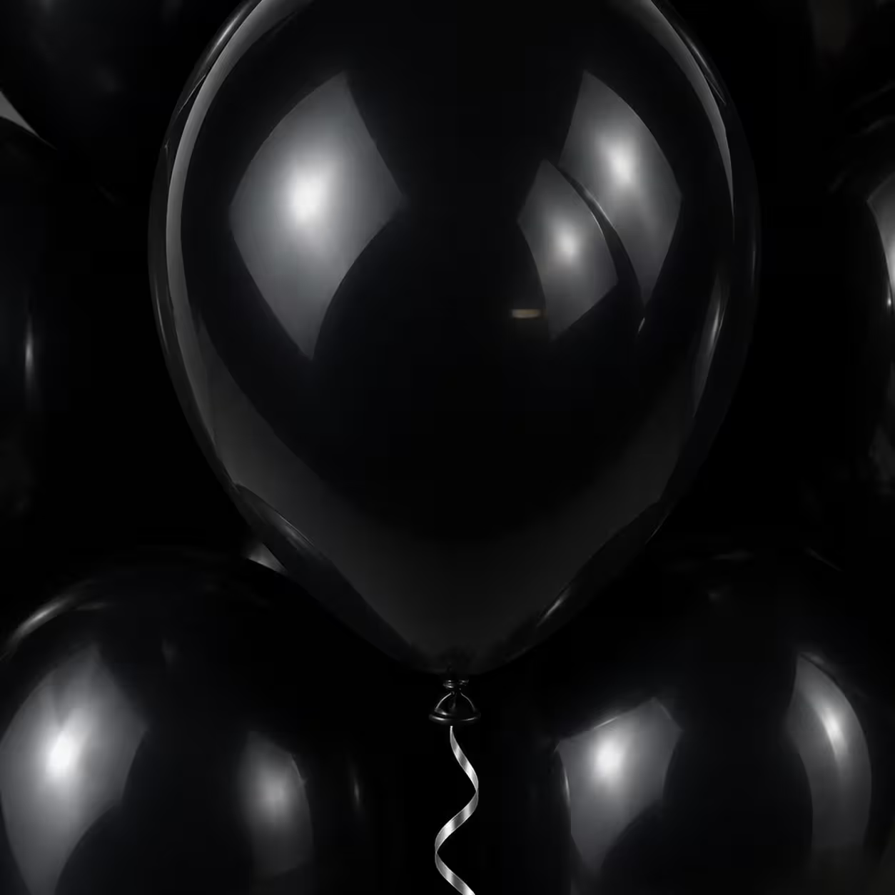 Detaliu cu baloane din latex negru