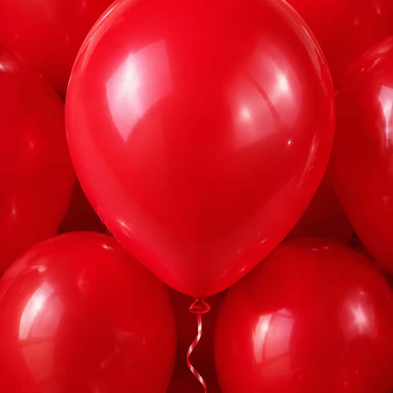 Detaliu cu baloane din latex roșii