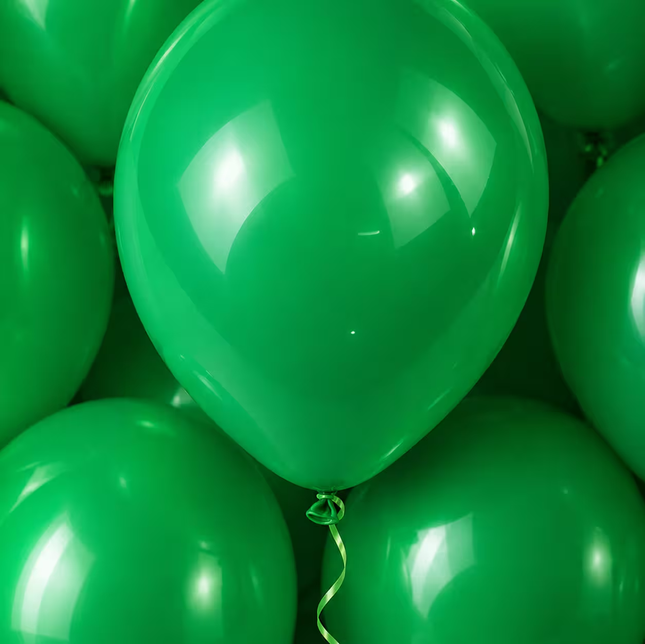Detaliu cu baloane din latex verde