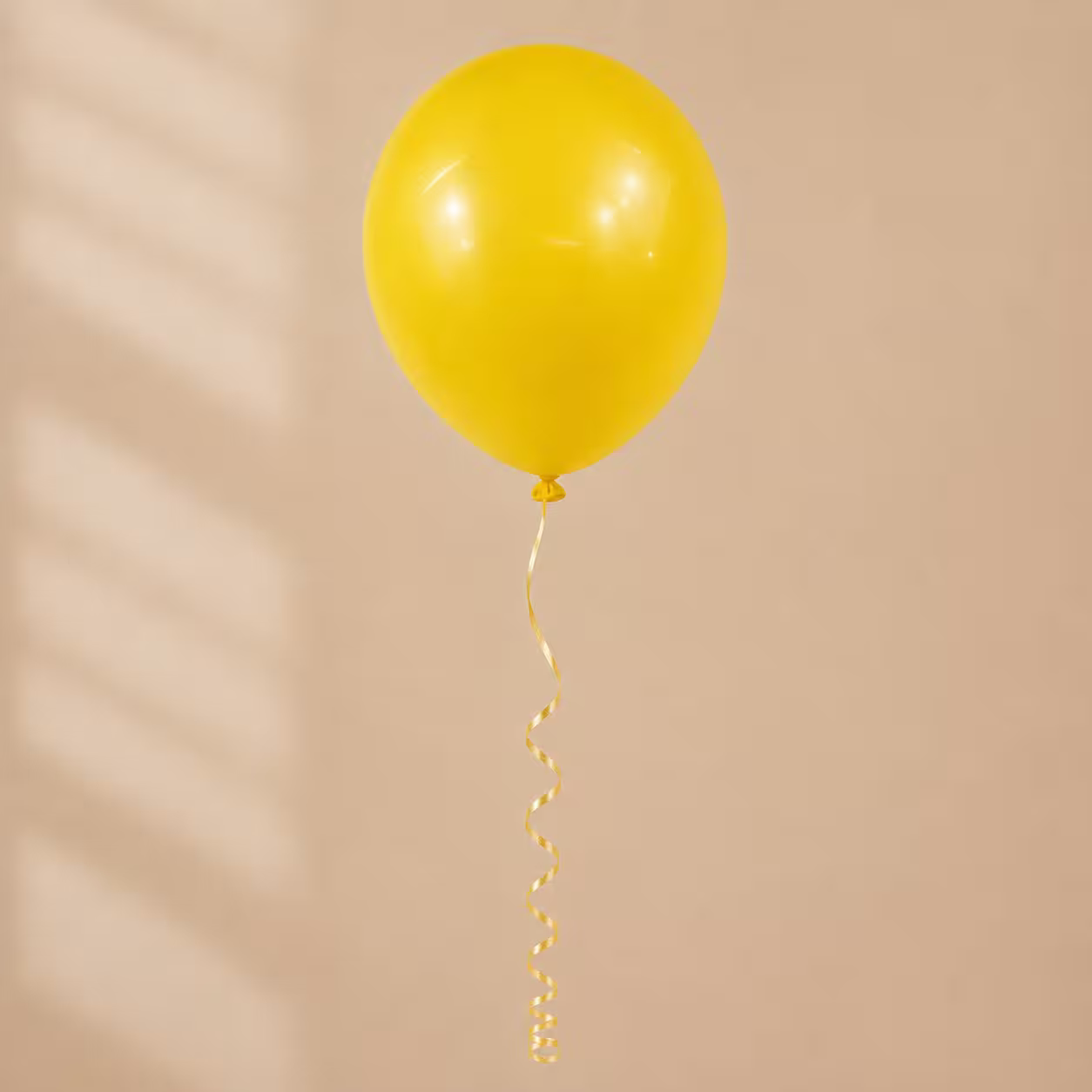 Balon umflat din latex galben