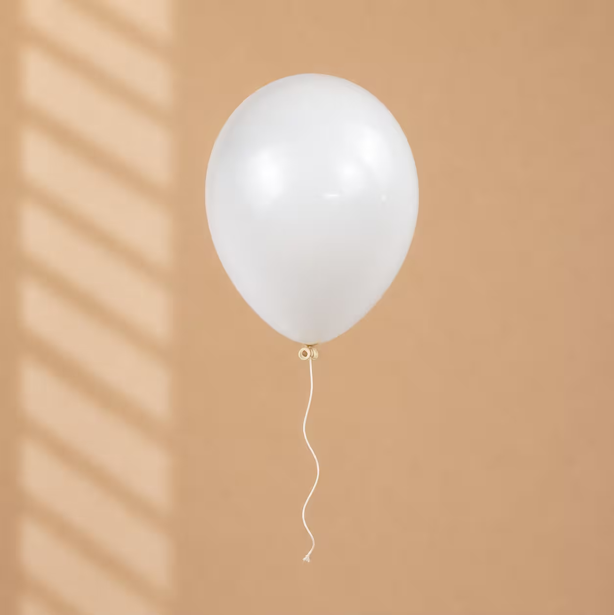 Balon umflat din latex alb