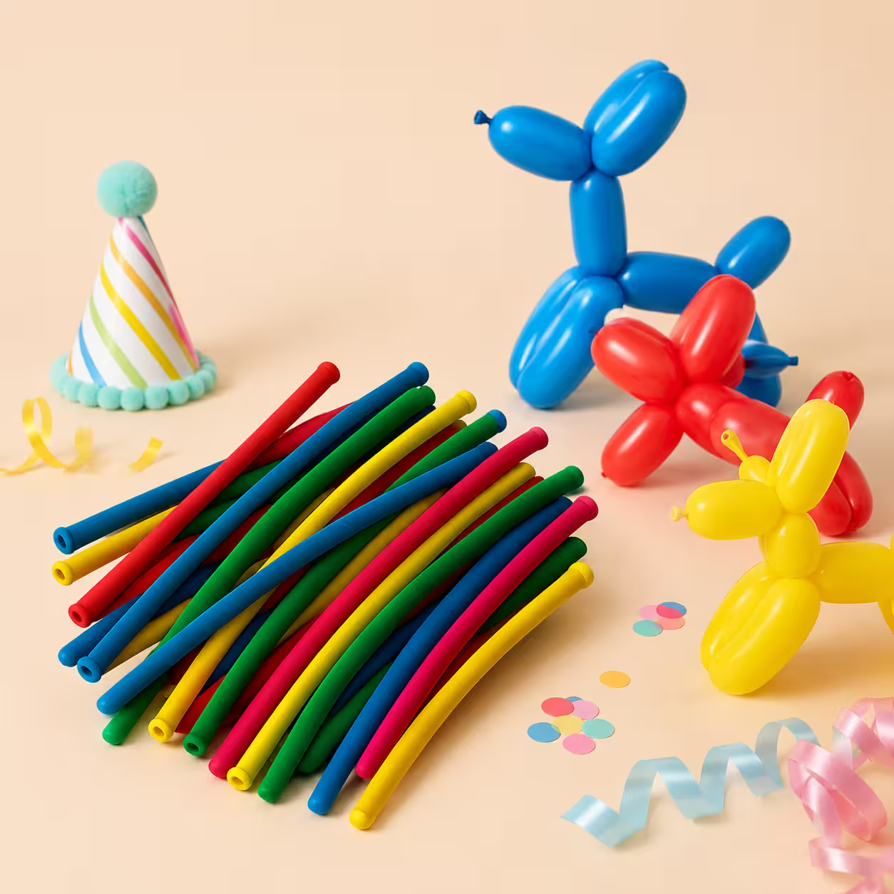 Baloane modelabile colorate cu figurine în fundal