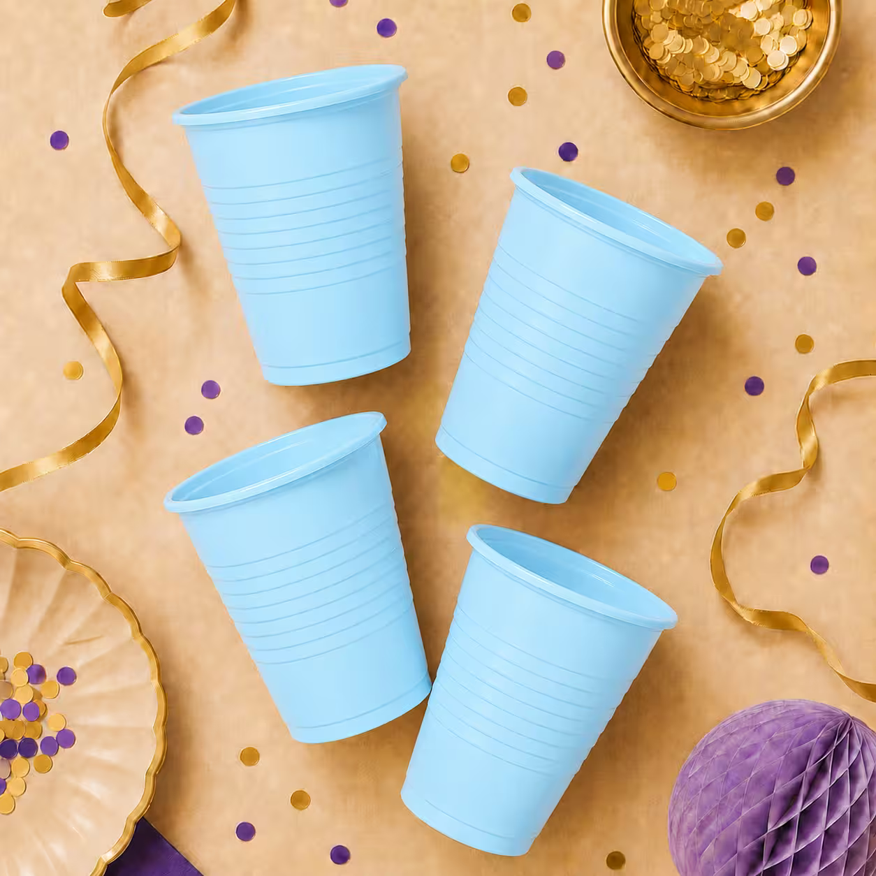 Pahare din plastic albastru deschis aranjate ca decor de petrecere