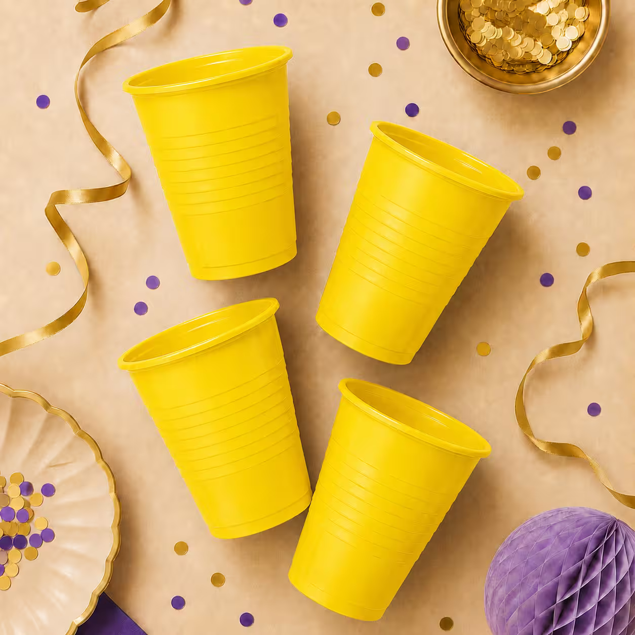 Pahare din plastic galben aranjate ca decor de petrecere