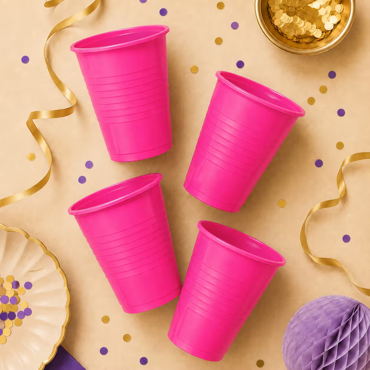 Pahare din plastic roz aranjate ca decor de petrecere