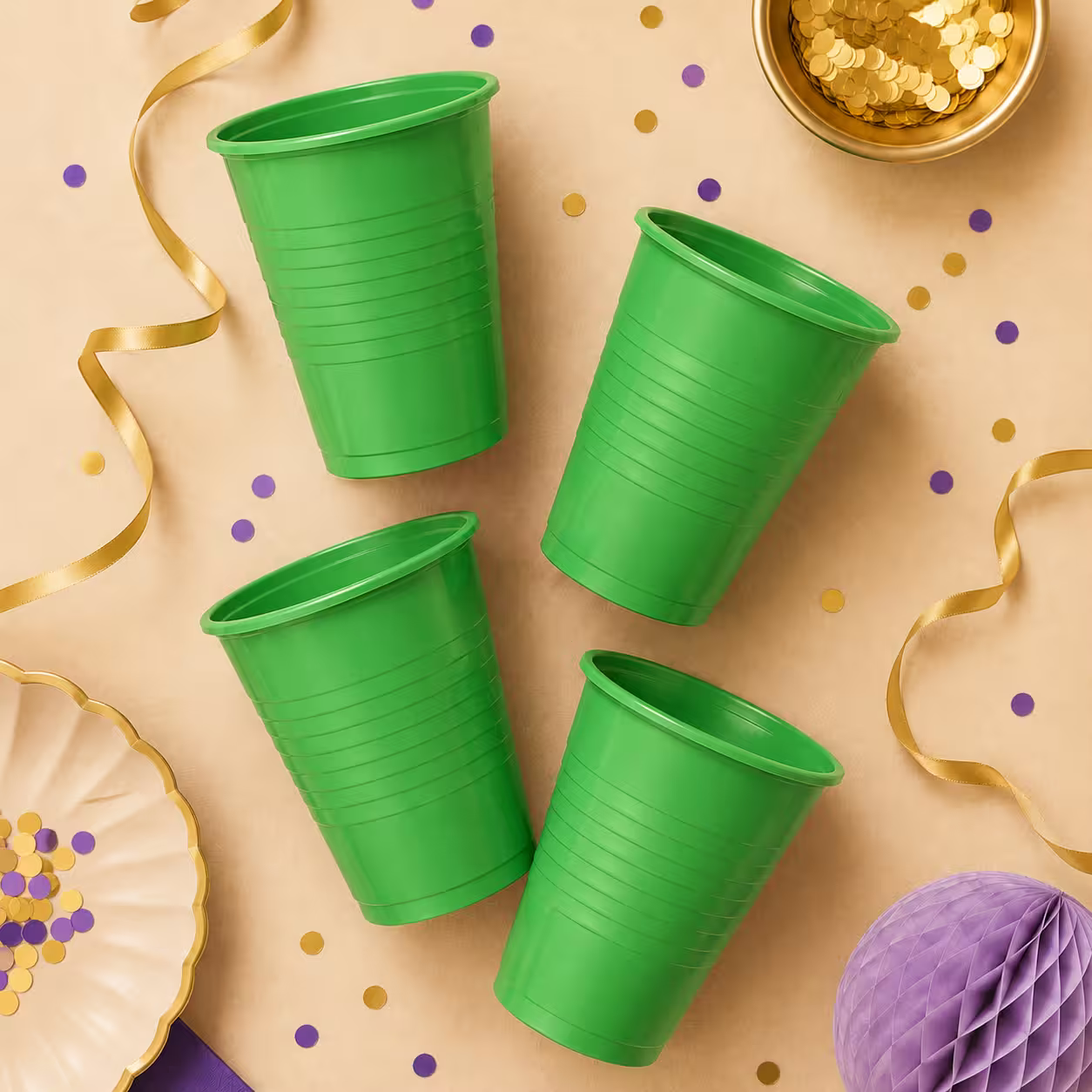 Pahare din plastic verde aranjate ca decor de petrecere
