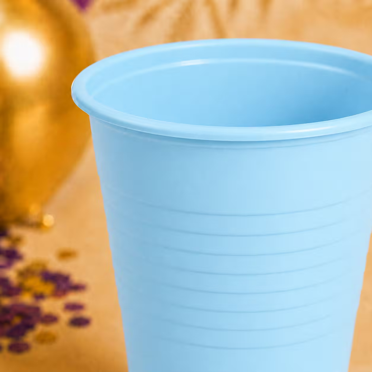 Detaliu cu pahar din plastic albastru deschis de unică folosință