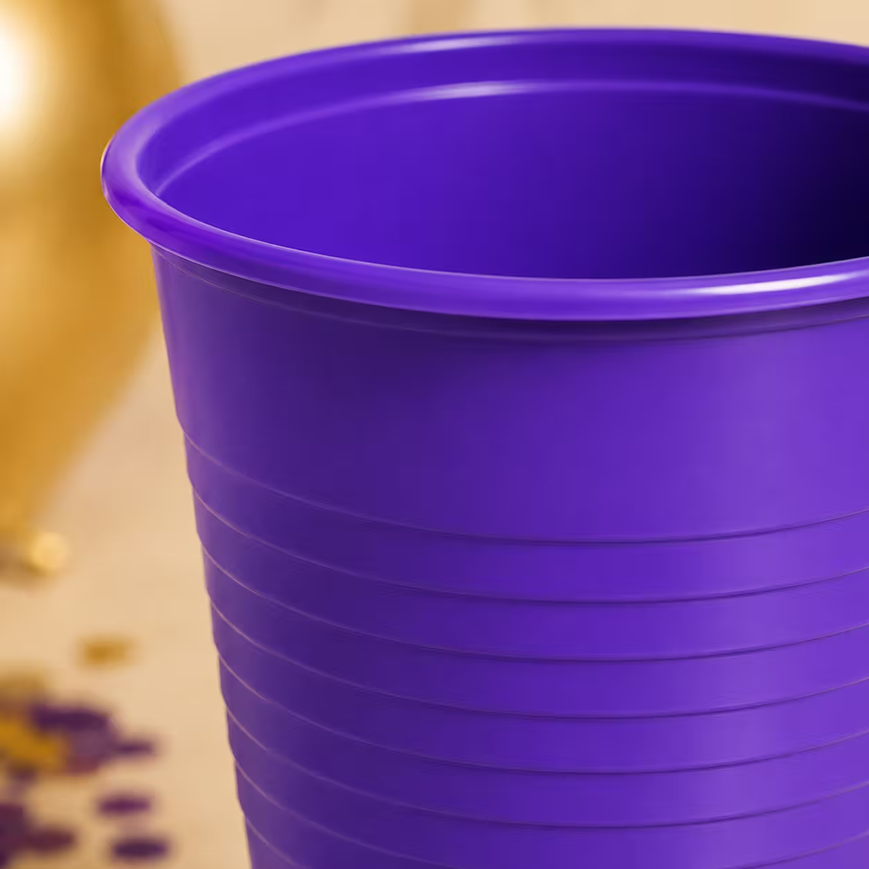 Detaliu cu pahar din plastic mov de unică folosință