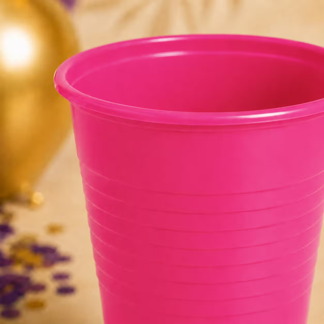 Detaliu cu pahar din plastic roz de unică folosință