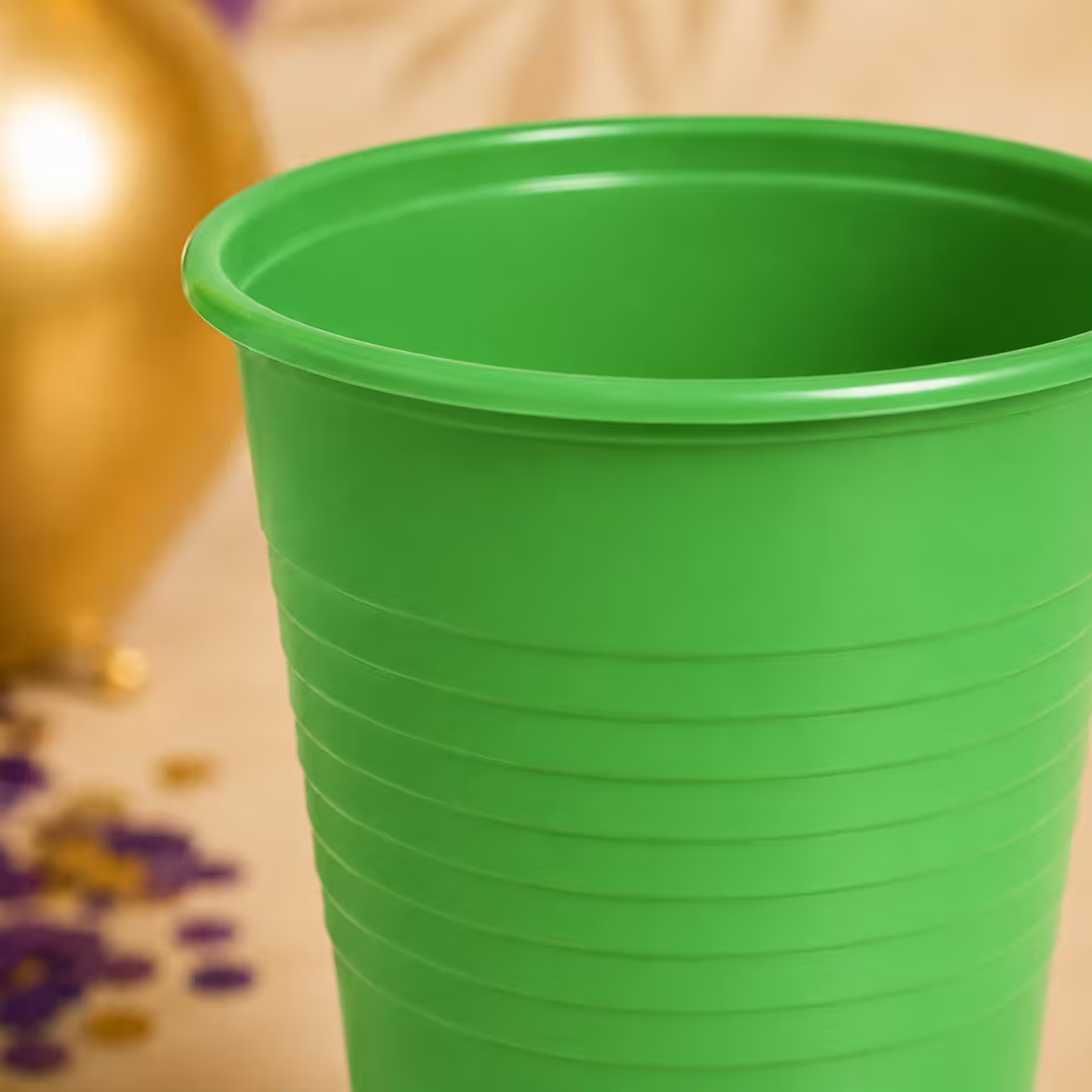 Detaliu cu pahar din plastic verde de unică folosință