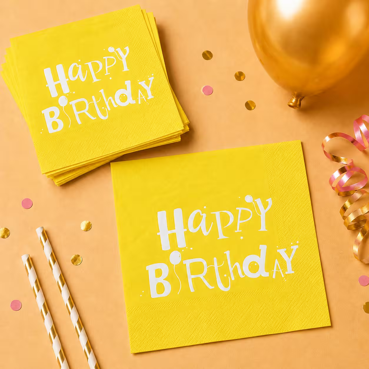 Set de șervețele Happy Birthday galbene pe masa de petrecere