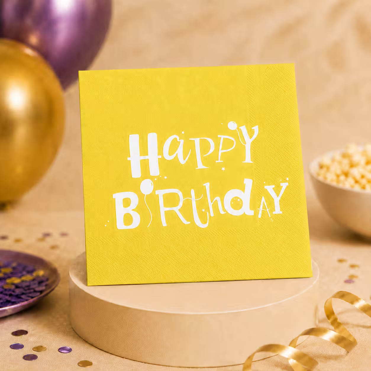Detaliu cu șervețel de petrecere Happy Birthday galben